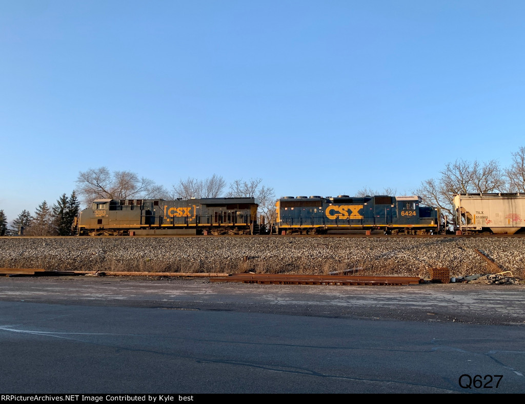 CSX 3083 on Q627